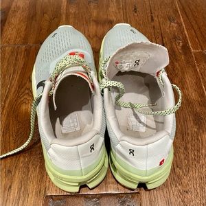 On Women's Cloudmonster Running Shoes. Glacier/White
Size: W9